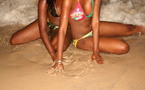 Photo : Des jeunes filles sur une plage de Dakar