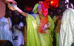 Photo : Adja Diallo offre de l'argent à Salam Diallo, c'était le jour de la tabaski