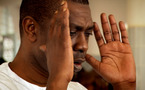 Youssou Ndour soutenu par des petits fils de Serigne Touba