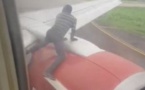 VIDEO - Un homme arrêté sur l’aile d’un avion, peu avant le décollage
