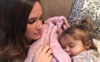 Cette baby-sitter sauve la vie de cette petite fille condamnée à mourir....