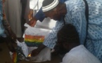 Photos - Imam Ndao brûle un Tee-Shirt LGBT