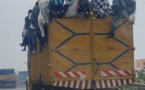PHOTO - Un camion sans immatriculation et surchargé sur l'autoroute vers Colobane