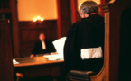 En plein tribunal: un juge critique le système judiciaire de son pays et se tire une balle dans la poitrine