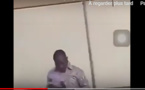 VIDEO - Cité dans un scandale sexuel, un professeur pleure en plein cours