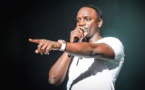 VIDEO - En plein concert au Brésil, Akon se fait voler une chaîne en or et accuse des Sénégalais 