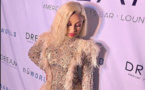 PHOTOS - La robe de la jeune chanteuse Astar qui illumine la toile