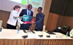 Les images de la signature de convention de Youssou Ndour au Partenariat mondial pour l’éducation, PME pour l’éducation des enfants dans les pays en voie de développement. 