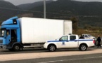 Grèce: Plus de 40 migrants retrouvés cachés dans un camion frigorifique