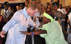 Le Prince Harry s'offre une danse en pleine rue, à Belize