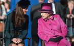 Kate Middleton, élégante, assiste à un défilé de mode avec la reine