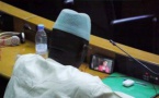 INSOLITE: Un député regarde Pod et Marichou pendant les plénières