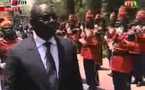 [Vidéo] Macky reçoit les honneurs et quitte le Palais
