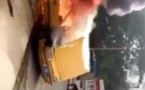 Vidéo: Un taxi prends feu en pleine rue