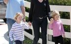 Marcia Cross : La belle rousse se balade avec son mari et ses adorables jumelles