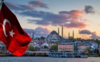 Turquie: Une femme brandit le Coran dans un avion et menace de le faire exploser (Vidéo)