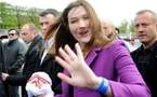Carla Bruni fait le buzz sur le compte Twitter de son mari