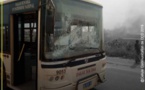 Photo: Un de leurs bus caillassé, Dakar Dem Dik dénonce