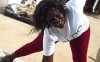 Ngoné Ndiaye Guéwel en pleine séance d'étirement