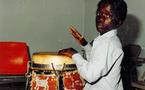 Photo de souvenir du chanteur Akon jouant avec un tumba