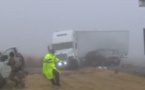 Scène effrayante: un camion fonce droit vers un groupe de policiers (VIDEO)