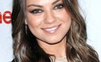 Mila Kunis très sexy en short doré à Las Vegas devant l'élégant James Franco