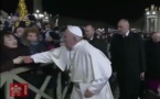 VIDEO- Tiré par le bras par une fidèle, le Pape François s’énerve et lui donne une tape