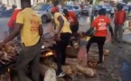 Une dibiterie fait ses grillades sur le trottoir réservé aux piétons, en plein air