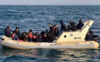 Une migrante africaine accouche à bord d'un canot pneumatique en mer