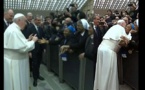 «Un baiser mais ne mordez pas!», la condition du Pape François pour embrasser une religieuse (vidéo)