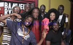 Adjouza en toute complicité avec son staff dans son studio