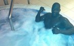 Le lutteur Gris Bordeau en feeling baignade dans sa piscine !!!