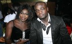 L’artiste Ndiollé pose avec un admirateur !!!