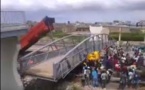 Diacksao: un camion fait tomber une passerelle
