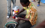 Pour survivre: Un Enseignant devient un vendeur de café Touba