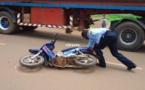 VIDEO - Thiès : un camion heurte violemment une moto jakarta, et fait un mort et un blessé grave