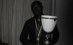 Serigne Ngagne brandissant son trophée