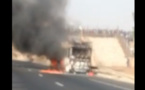 VIDEO - Autoroute à péage: un bus prend feu