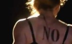 Après son sein, Madonna dévoile ses fesses (video)