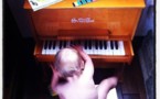 Pink : Sa fille se met au piano
