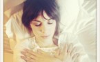 Alexa Chung sur son lit de mort