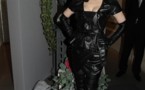 Dita Von Teese, radieuse dans la décapotable de Mika