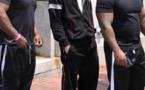 Depuis sa bagarre qui a fini à l'hopital avec Chris Brown, le rappeur Drake sort toujours accompagné de deux garde du corps.