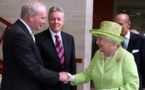 La reine d'Angleterre serre la main de l'ex-chef de l'IRA