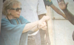 Madame Viviane wade demande au policier de lui passer les menottes