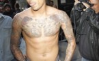 Chris Brown a un sourire en or