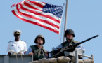 L'US Navy tire sur un petit bateau