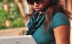La journaliste Kany Diallo de Confidence Magazine entrain de surfer
