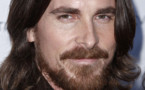 Christian Bale se rend sur les lieux du drame d'Aurora