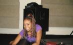 La chanteuse Adiouza très relax au studio